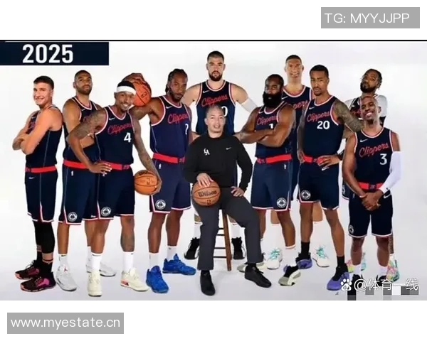 忙里偷闲的球迷时刻祖巴茨博格丹柯林斯齐聚观战洛杉矶FC比赛