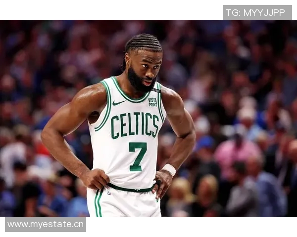 杰伦布朗首节表现起伏明显5投仅1中却抢下7篮板助攻2次失误3次